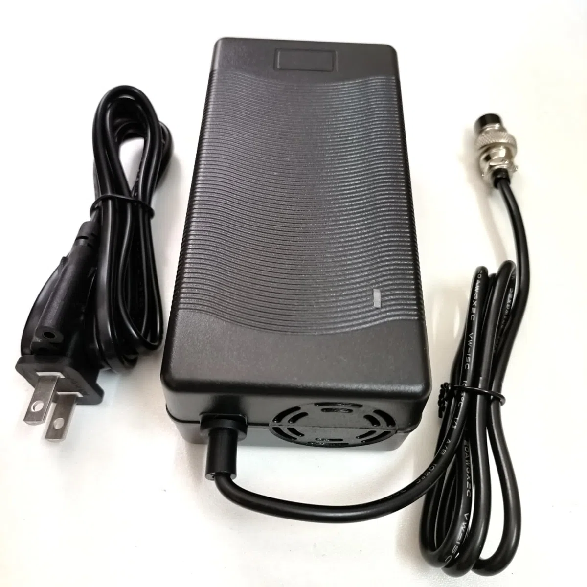 [Compatibilità verificata] Caricatore elettrico a 3 poli da 52 V, per Apollo 52V Phantom, Explore, Ghost/Yume Y10/VSETT 9 (non per 9+)/Zero 8X 10 e altri caricabatterie da 52 Volt (58,8 V 3 A max)