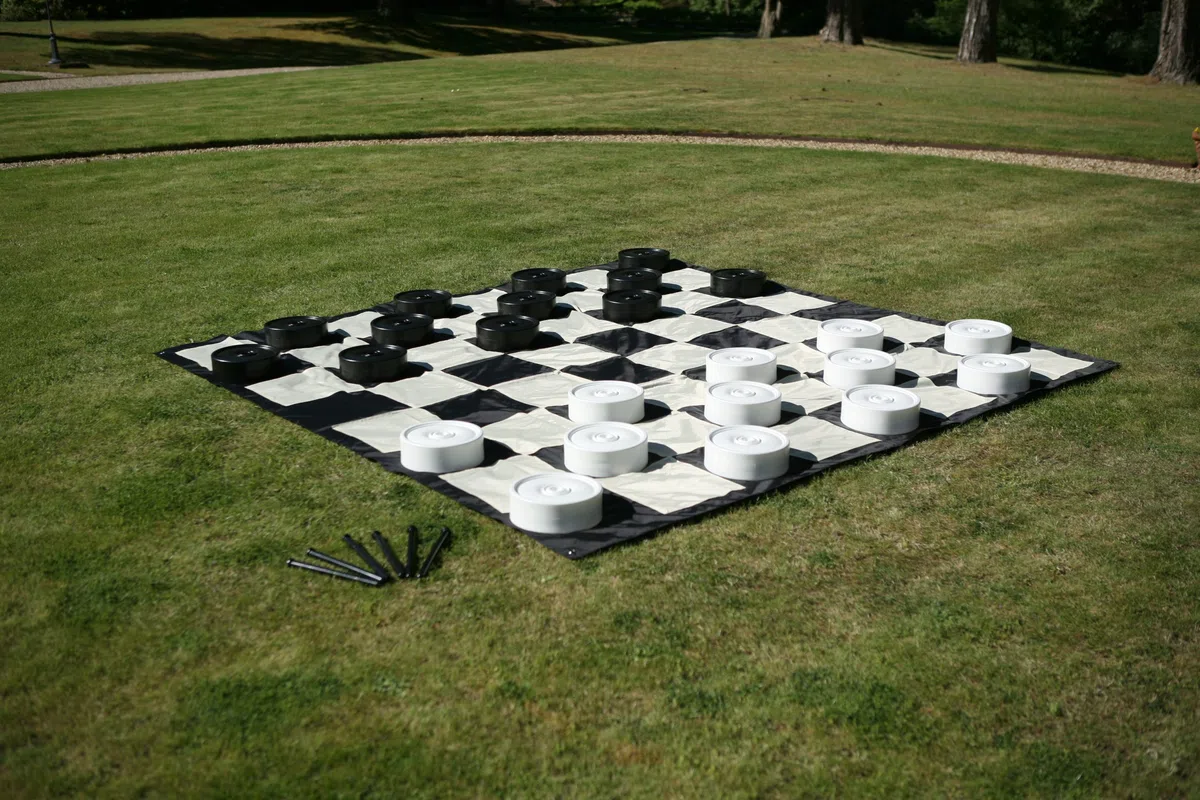 Uber Games Tappetino gigante in nylon per scacchi, versatile, resistente e veloce da montare, perfetto per giardini, feste, eventi e scacchi giganti, fori angolari per fissaggio all'aperto.