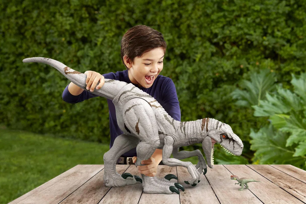 Mattel Jurassic World-Super Colossal, Istinto di Sopravvivenza Dinosauro Veloce Snodato, Giocattolo per Bambini 4+ Anni, HFR09