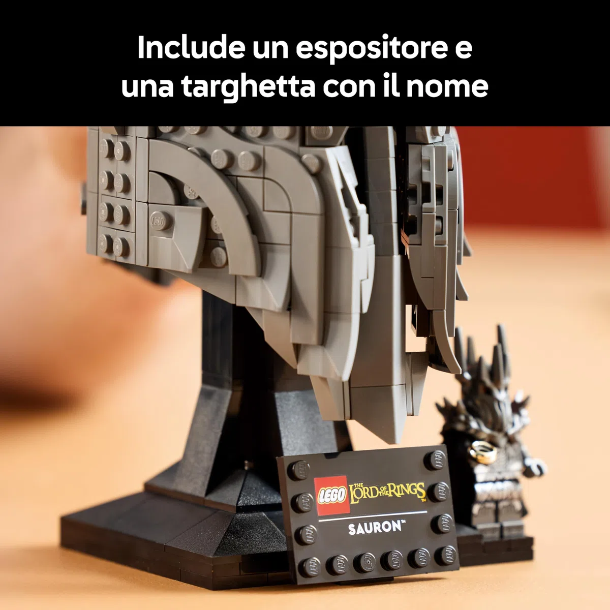 LEGO Icons Il Signore degli Anelli: Elmo di Sauron - Kit di Modellismo da Esposizione per Adulti - con l'Unico Anello e una Minifigure da Collezione - Idea Regalo Fai da Te per i Fan dei Film - 11373