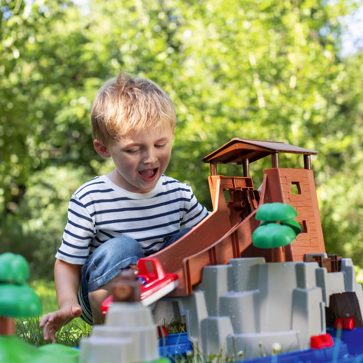 AquaPlay, Adventure Land, 8700001547, +3 Anni, Personaggi di Nils e Bo, Due barhe Incluse, Grotta con Cascata, Cannone spara Acqua