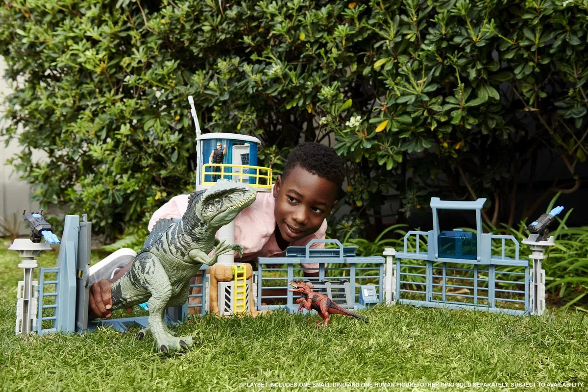 Mattel Jurassic World - Dominion GIGANTOSAURO Attacco Letale con fauci mobili, ruggito e movimenti, malvagio dinosauro carnivoro , Giocattolo e regalo per Bambini 4+ Anni, GYW86