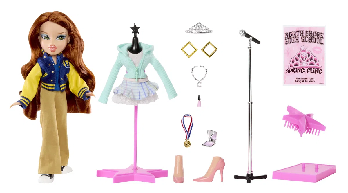 Bratz x Mean Girls Spring Fling Doll Cady - Bambola alla moda da collezione con 2 abiti, giacca Letterman e accessori ispirati al film