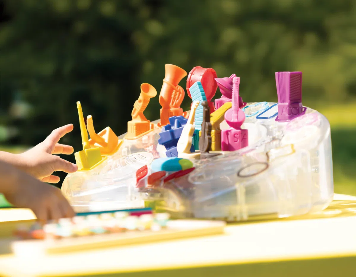 B. toys - Sinfonia in B. - Giocattolo musicale interattivo - 13 Strumenti musicali - Palco con canzoni e luci - Orchestra interattiva per bambini - 3 anni +