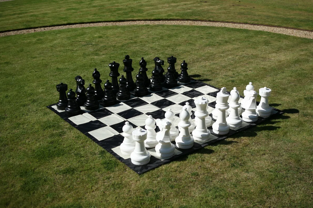 Uber Games Tappetino gigante in nylon per scacchi, versatile, resistente e veloce da montare, perfetto per giardini, feste, eventi e scacchi giganti, fori angolari per fissaggio all'aperto.