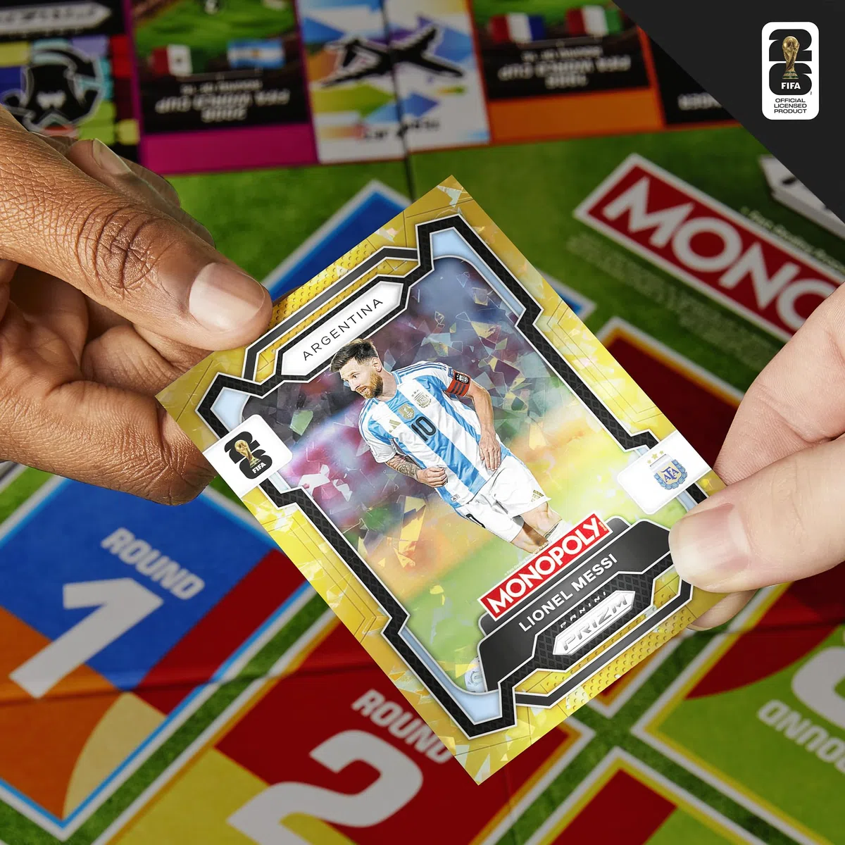 Monopoly Panini Prizm: FIFA World Cup I Gioco da tavolo a tema calcio con carte collezionabili Monopoly Panini Prizm FIFA World Cup 2026 I Dagli 8 anni in su - Versione italiana